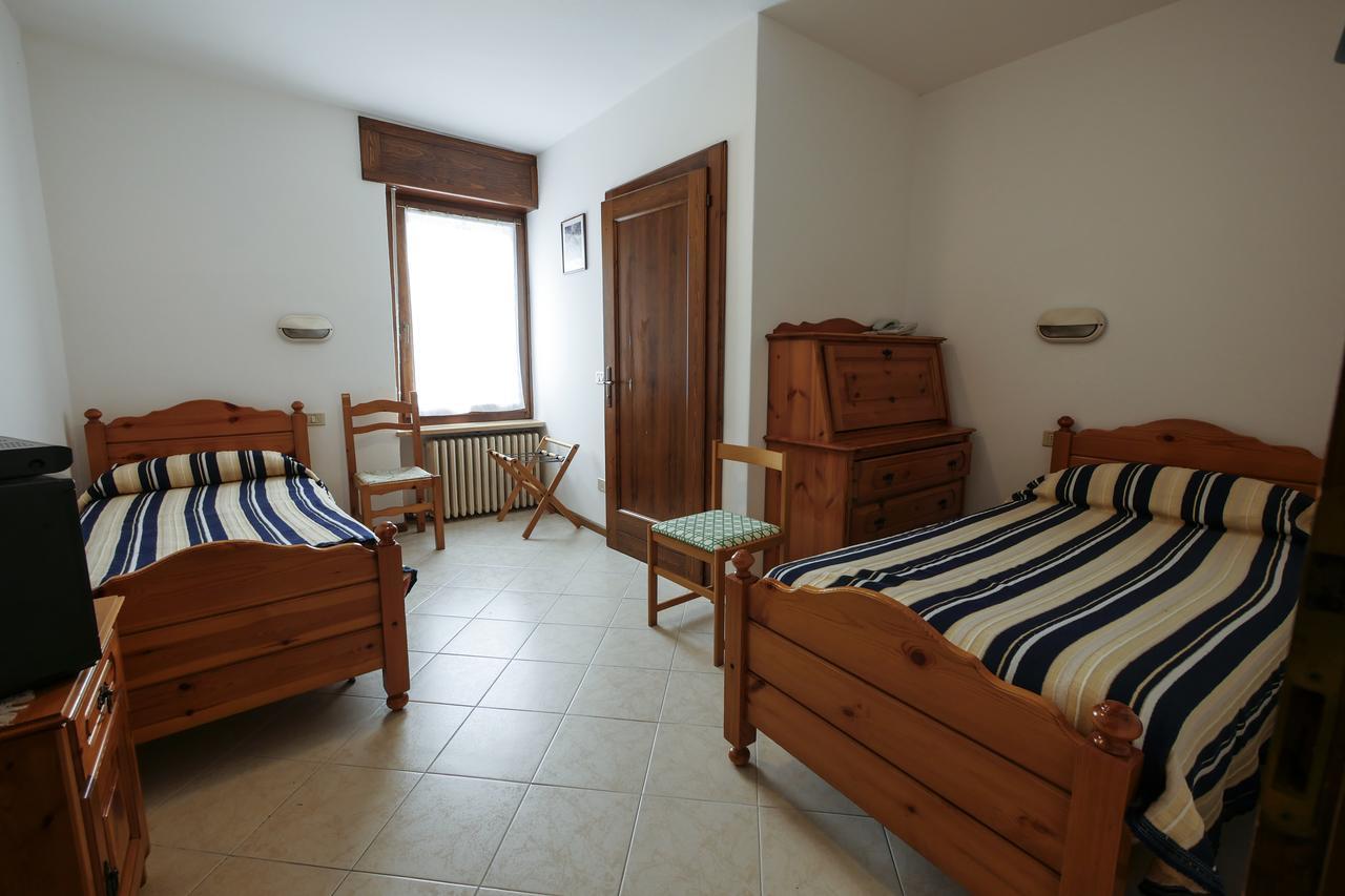 Albergo De March Farra d'Alpago Kültér fotó